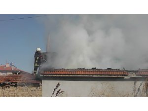 Tandırda yakılan eşyalar evi kül ediyordu