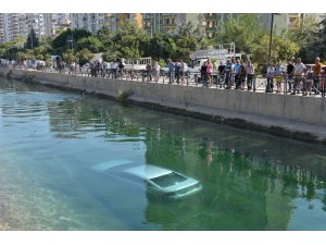 Kadın sürücü sulama kanalına düştü vatandaşlar kurtardı