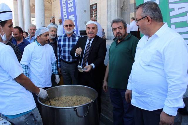 Sultan Selim Camii İmar Derneği aşure dağıttı