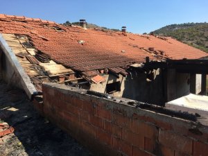 Ahırda çıkan yangında 2 kişi zehirlendi