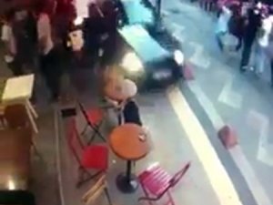 Kafelerin olduğu yüzlerce insanın oturduğu sokağa dalan lüks otomobil sürücüsünün kimliği belli oldu