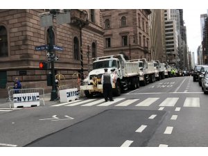 Trump’a New York’ta kum yüklü kamyonlarla koruma