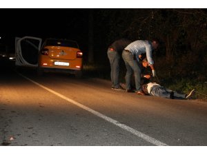 Taksi şoförü aracının yanında ölü bulundu