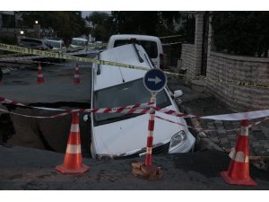 Eyüpsultan’da su borusu patladı, otomobil dev çukura düştü
