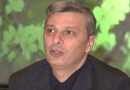 Köşk internet yorumlarını okuyor