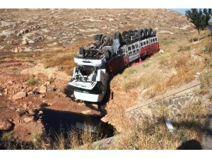Şanlıurfa’da ham petrol yüklü tır devrildi, faciadan dönüldü