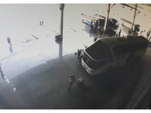 Manisa’da otobüsün yolcuların arasına dalma anı kamerada