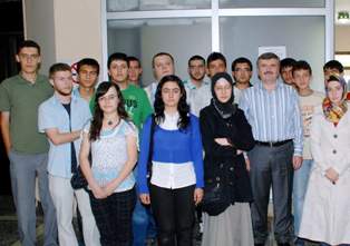 Akyürek öğrencileri altınla ödüllendirdi