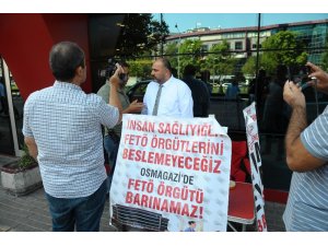 Hastanede FETÖ’cülerin çalıştığı iddiasıyla oturma eylemi başlattı