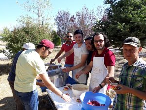 Beyşehir'de imece usulü aşure pişirip dağıttılar