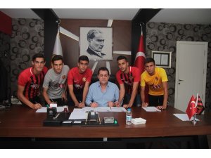 Eskişehirsporlu gençler profesyonel oldu