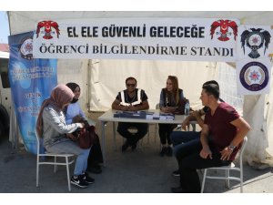 Polisler üniversite öğrencilere terör ve terör örgütlerini anlattı