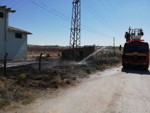 Tutuşan kuru otlar trafo merkezine sıçramadan söndürüldü
