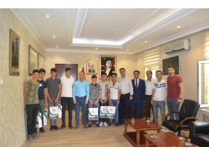 Kaymakam Özadalı, başarılı sporcuları ödüllendirdi