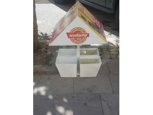 Sokak hayvanlarına yemek istasyonu