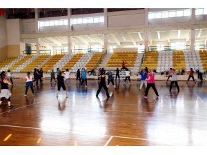 Kitabını getir zumbaya katıl