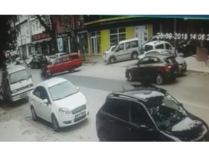 Otomobil ile motosiklet böyle çarpıştı