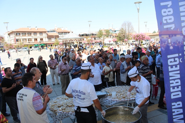 Sultan Selim’de aşure ikramı devam ediyor