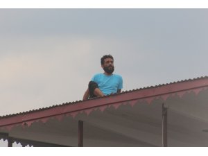 İntihar etmek için çatıya çıkan şahsı böyle ikna etti