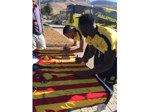 Evkur Yeni Malatyaspor taraftarından imzalı formalara büyük ilgi