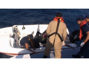 Kuşadası Körfezi’nde kaçak göçmenlerin bindiği lastik bot battı