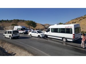 Otomobil ile yolcu minibüsü çarpıştı: 4 yaralı