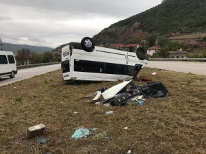 Minibüs refüje çıkarak takla attı: 3 yaralı