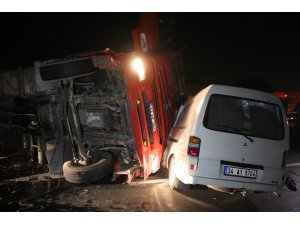 Sebze yüklü kamyonun minibüsün üzerine devrilmesi