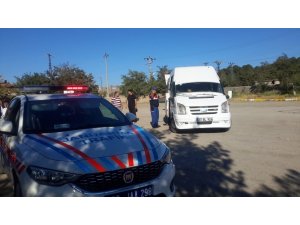 Jandarma ekipleri okul çevresi ve servislerini denetledi