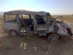 Minibüs şarampole düşüp takla attı: 2 ölü