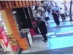 Yaşlı kadının hırsızlık anı kameralara yansıdı