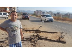 Sıkışan metan gazı rögar kapağını patlattı, asfalt parçalandı