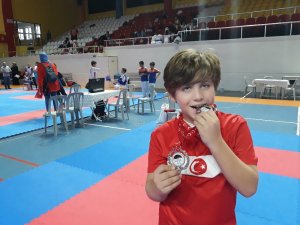 Foçalı minik karateci İstanbul’dan iki madalyayla döndü