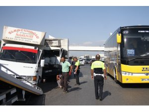 Antalya’da kamyonetler çarpıştı: 1 yaralı