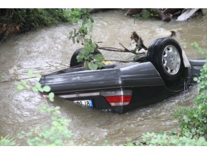 Dereye düşen otomobilin sürücüsü kayboldu