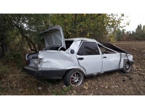 Otomobil ağaçlık alana uçtu : 1 yaralı