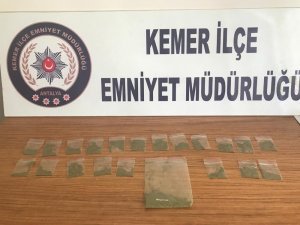 Sigara paketinden çıkan esrar valizdeki esrarı da yakalattı
