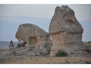 Bin yıllık ören yerinde at sırtında geziyorlar