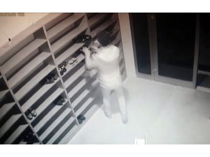 Camideki ayakkabıyı önce inceledi sonra çaldı