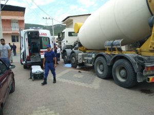 Yaşlı kadın ekmek almak istemişti, beton mikserinin altında can verdi