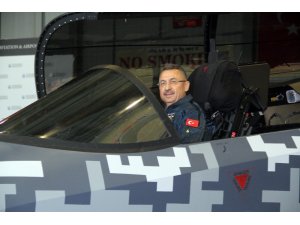 Cumhurbaşkanı Yardımcısı Oktay, Hürjet’in kokpitine geçti