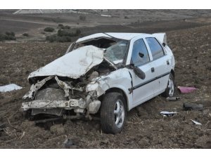 Kontrolden çıkan araç tarlaya uçtu: 1 ölü, 1 ağır yaralı