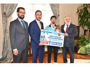 Dünya Şampiyonu güreşçiye Bakan’dan ziyaret