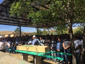 Yatağında ölü bulunan öğrenci toprağa verildi