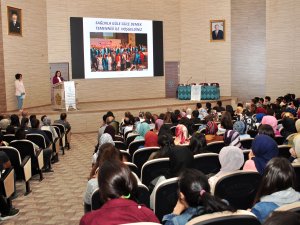 NEÜ’de hemşirelik öğrencileriyle tanışma