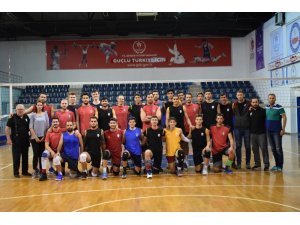 Voleybol takımı hazırlık maçında galip