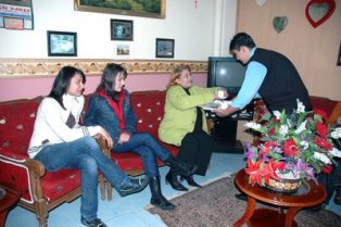 30 yıldır yolda kalanları misafir ediyor