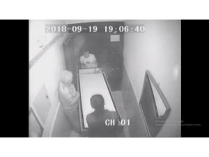 Öldürülen gencin cesedinin ranza içerisinde binadan çıkarılması kamerada
