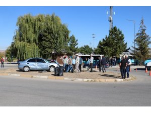 Otomobilin çarptığı beton direk karşı yola devrildi: 2 yaralı
