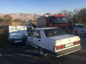 Niğde’de iki otomobil çarpıştı:2 yaralı